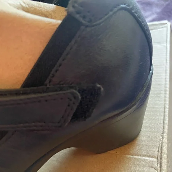 Clarks Emily2 Mabel Black Leather Flats with Classic Design and Polished Finish - Picture 6 of 16